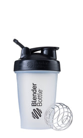 BlenderBottle Classic frente mostrando diseño claro y negro, fácil transporte
