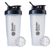 BlenderBottle Classic frontal pack de dos botellas claras y negras, útil para llevar bebidas