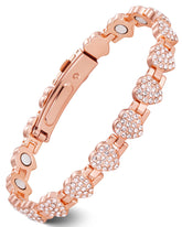Feraco pulsera frente mostrando corazones y brillo elegante