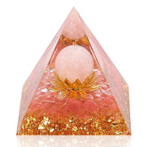 Hopeseed pirámide orgonita frontal mostrando diseño decorativo y equilibrio