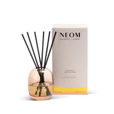NEOM difusor frontal en vidrio ámbar mostrando diseño elegante y beneficio decorativo