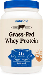 Nutricost envase frontal 2LBS mostrando origen grass-fed y beneficio de pureza