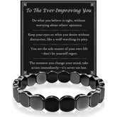 Saintda pulsera frontal mostrando cuentas uniformes y estilo masculino