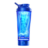 VOLTRX coctelera frontal mostrando diseño curvo y capacidad, ideal para entrenar
