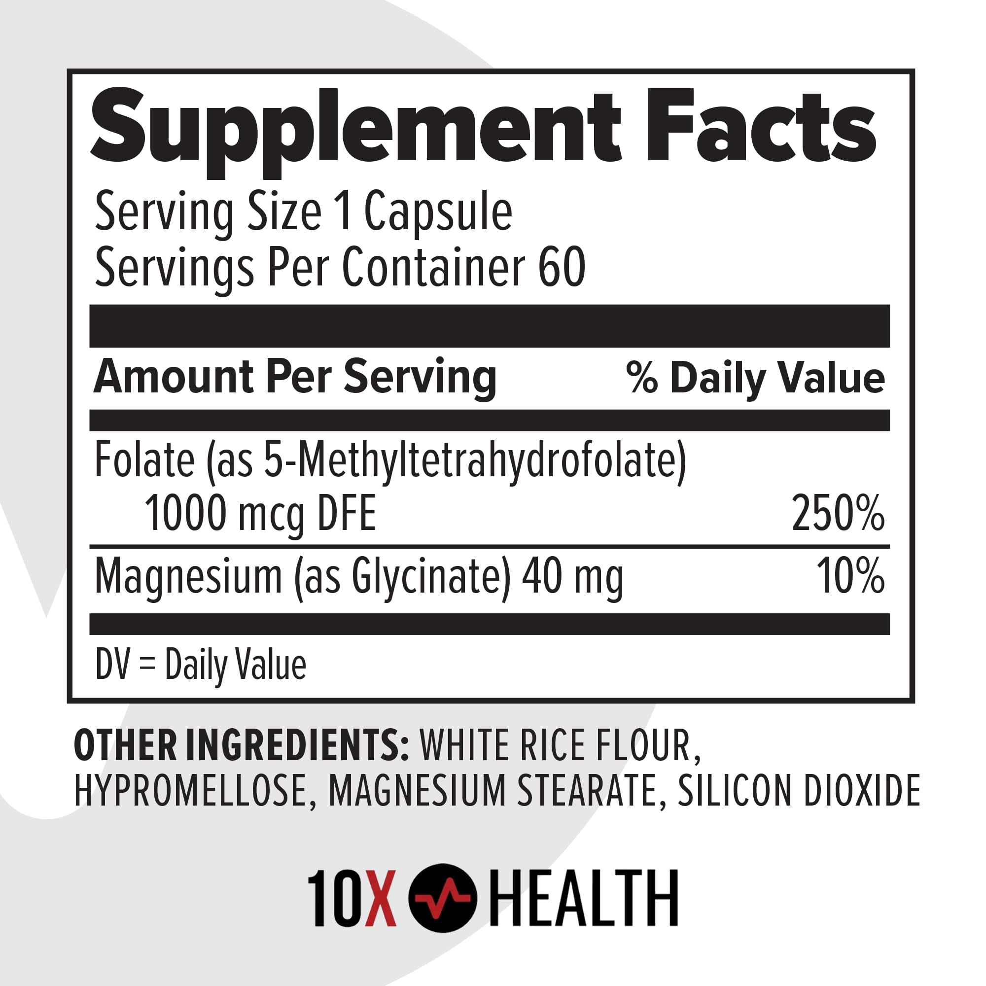 persona tomando cápsula 10X Health 5-MTHF como parte de su rutina diaria saludable