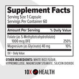 persona tomando cápsula 10X Health 5-MTHF como parte de su rutina diaria saludable