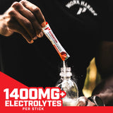 1st Phorm polvo disuelto en vaso con agua fría para hidratación rápida