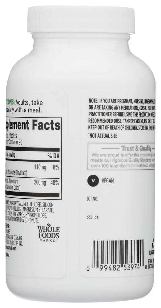 365 by Whole Foods Market primer plano de un comprimido de magnesio 200 mg, detalle de tamaño y textura útil para comparar dosis