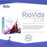 4Life bebida RioVida Stix preparada en vaso refrescante para hidratación rápida