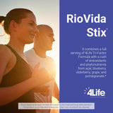 4Life sobre RioVida Stix en mano destacando portabilidad y uso en movimiento