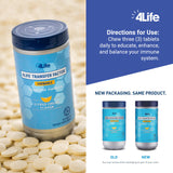 4Life tableta en mano para comparar tamaño y facilidad de masticar, útil para decidir uso