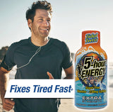 5-hour ENERGY botella en mano demostrando portabilidad y consumo rápido