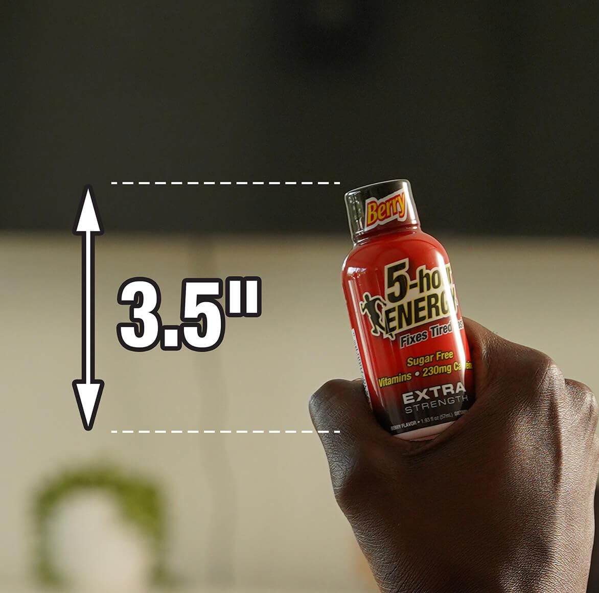 5-hour ENERGY shot sobre escritorio para energía durante jornadas de trabajo