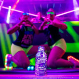 5-hour ENERGY comparación de tamaño junto a objetos cotidianos