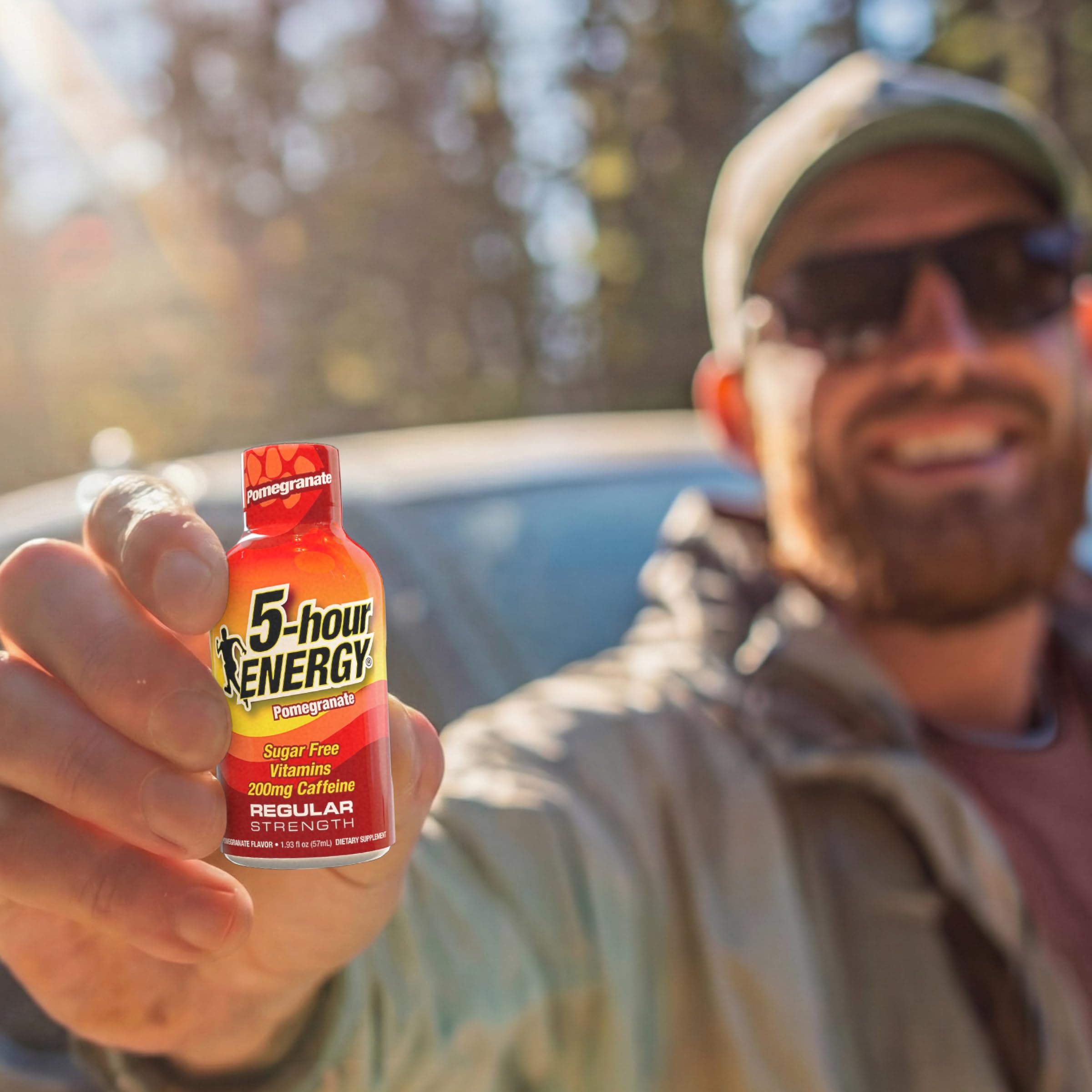 5-hour ENERGY en escenario lifestyle con escritorio y portátil, enfoque en concentración