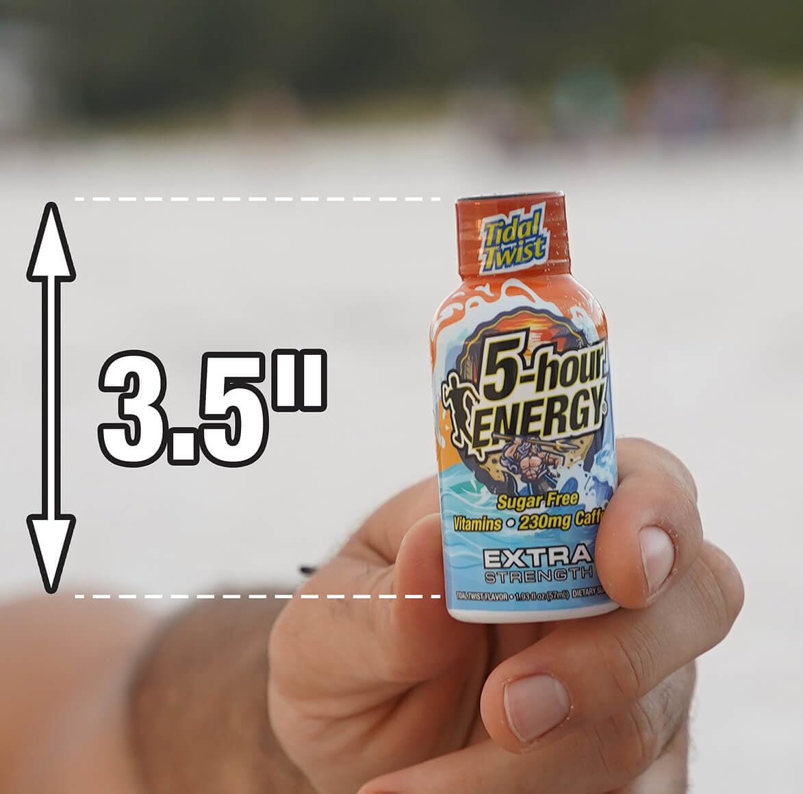 5-hour ENERGY shot en escena lifestyle en bolso de trabajo demostrando conveniencia