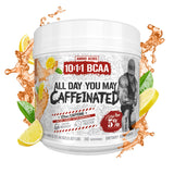 5% Nutrition en gimnasio con atleta preparando suplemento para sesión intensa
