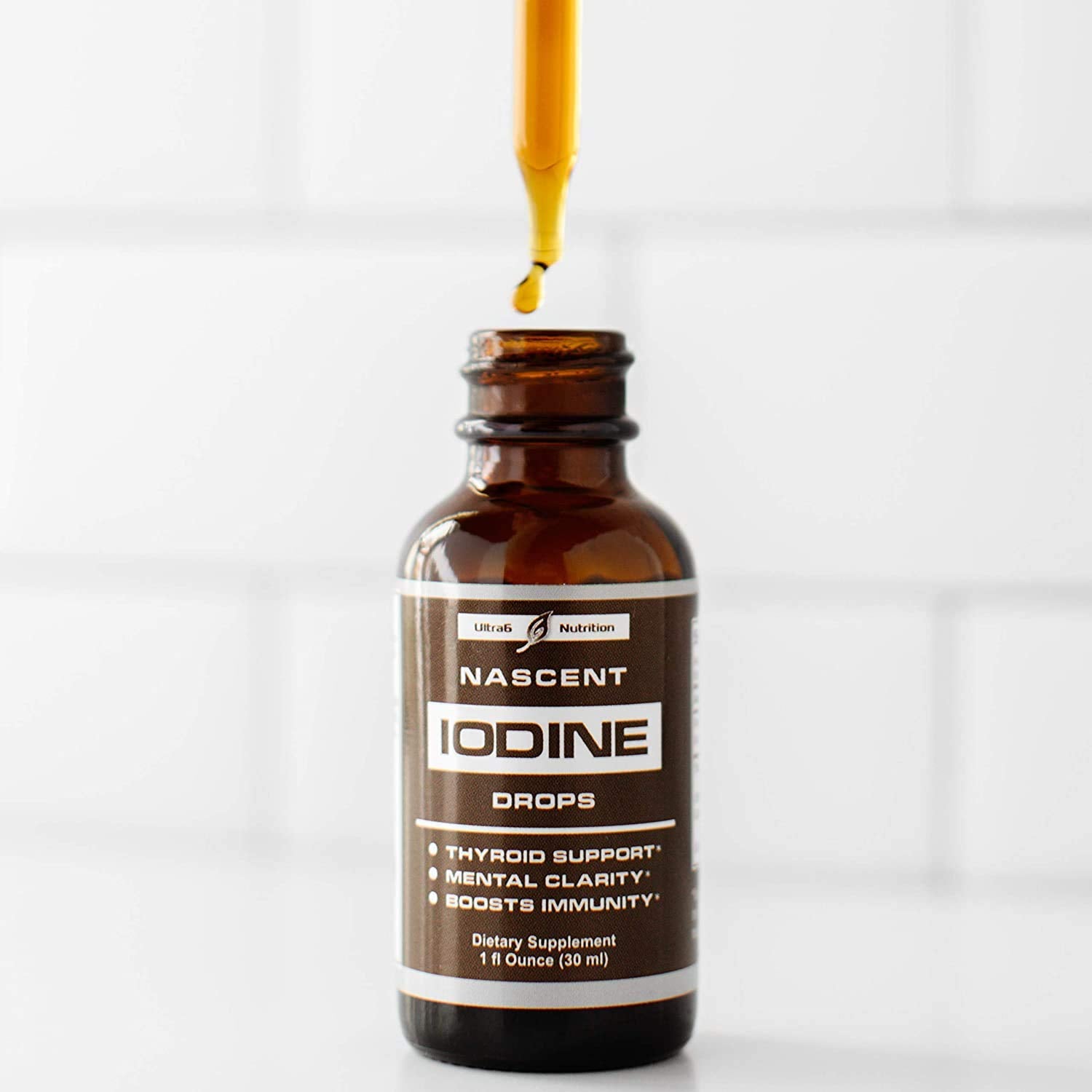 6 gota de suplemento Nascent Iodine en close-up, fácil dosificación rápida