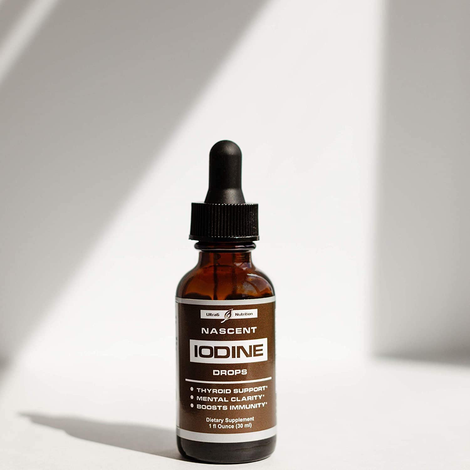 6 persona usando Nascent Iodine sublingual para absorción eficiente