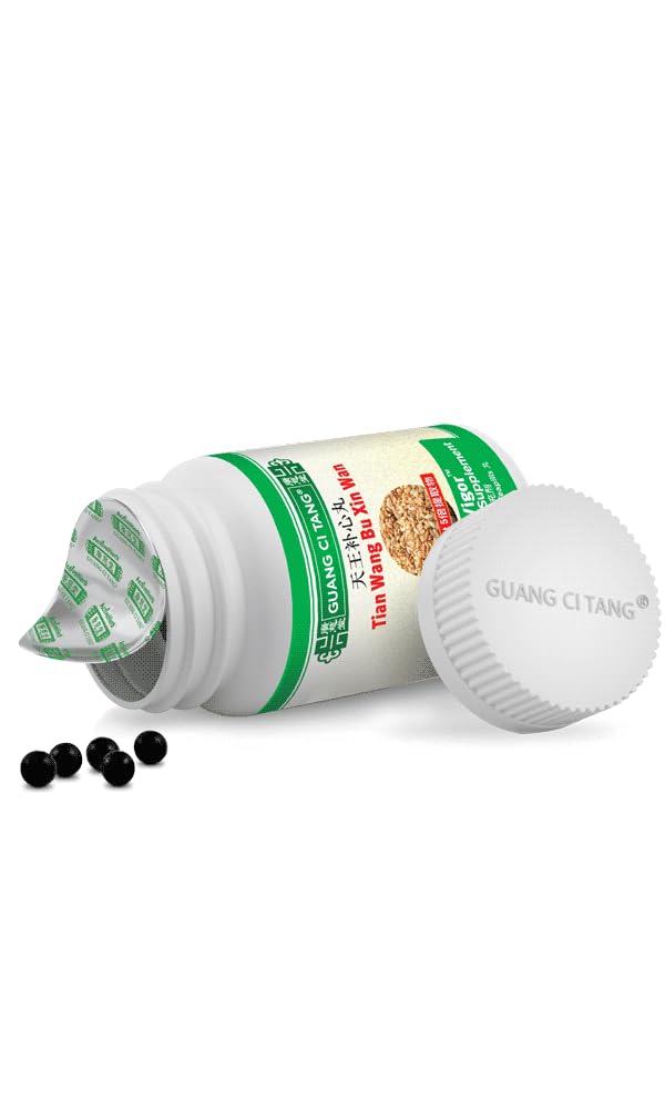 ActiveHerb pildoras en mano para comparar tamaño y facilitar toma diaria