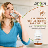ADAPTOHEAL cápsula siendo tomada con un vaso de agua como rutina diaria