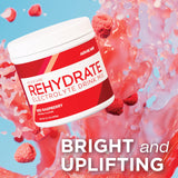 AdvoCare Rehydrate en escena deportiva botella y tarro apoyando recuperación activa