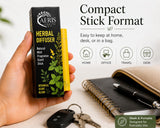 Aeris Health stick junto a objetos comunes para comparar su tamaño compacto