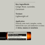 Aesop roll-on en mano durante aplicación, demuestra uso fácil y portátil