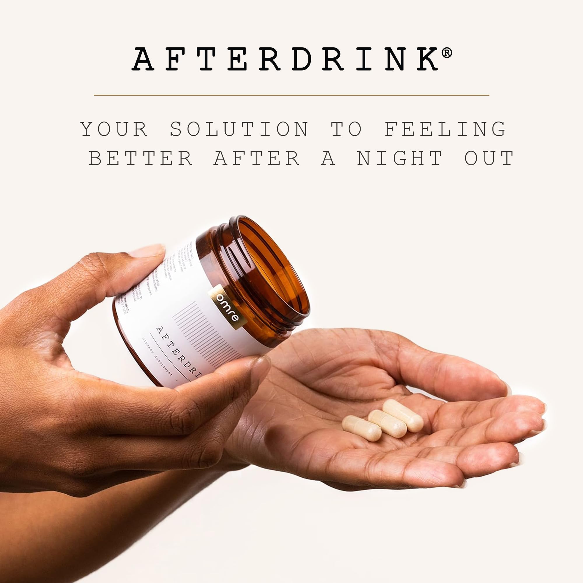 AfterDrink cápsula comparada en mano para apreciar tamaño y comodidad
