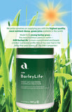 AIM BarleyLife envase junto a utensilios para comparar tamaño