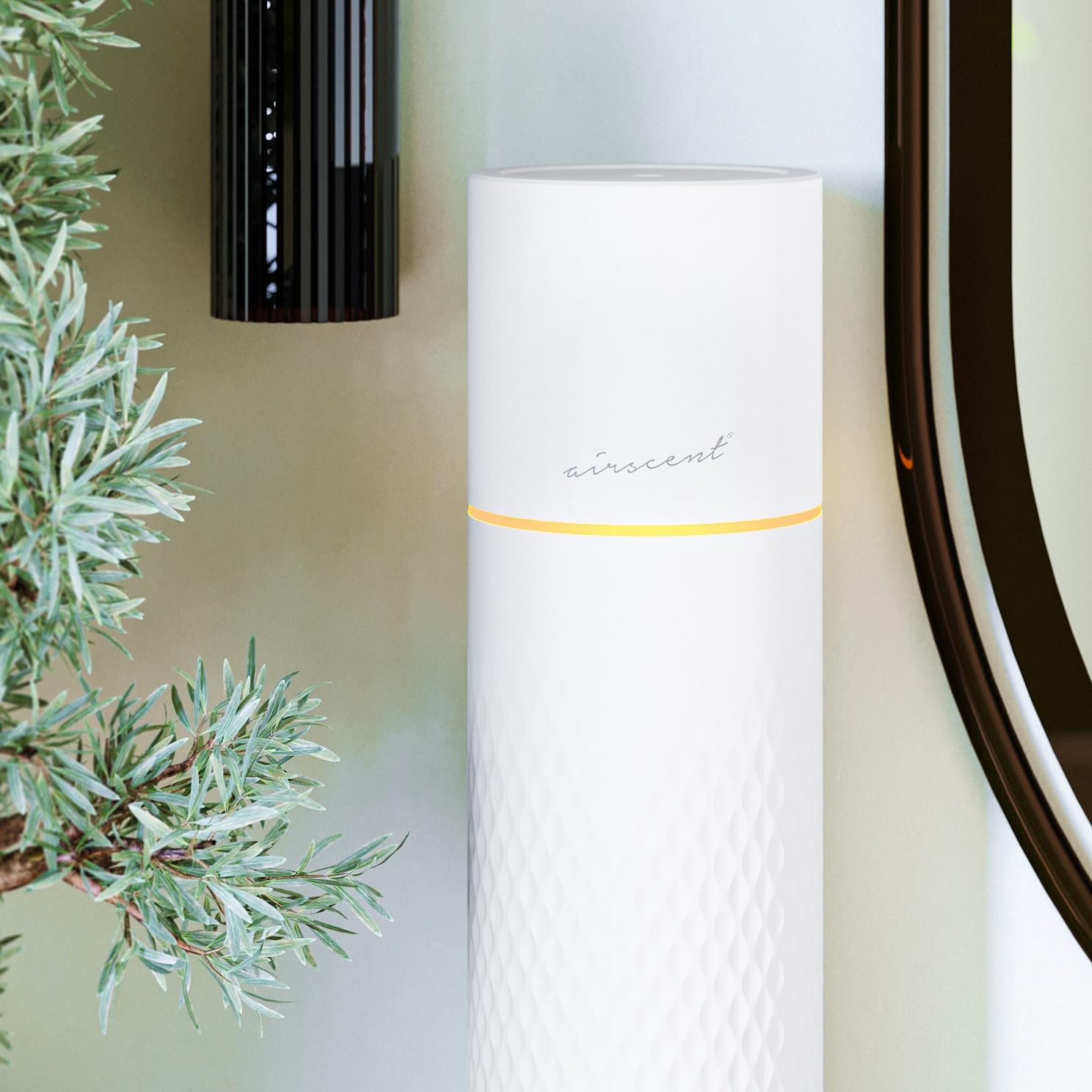 Air-Scent difusor en mano para comparar tamaño y movilidad práctica