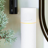 Air-Scent difusor en mano para comparar tamaño y movilidad práctica