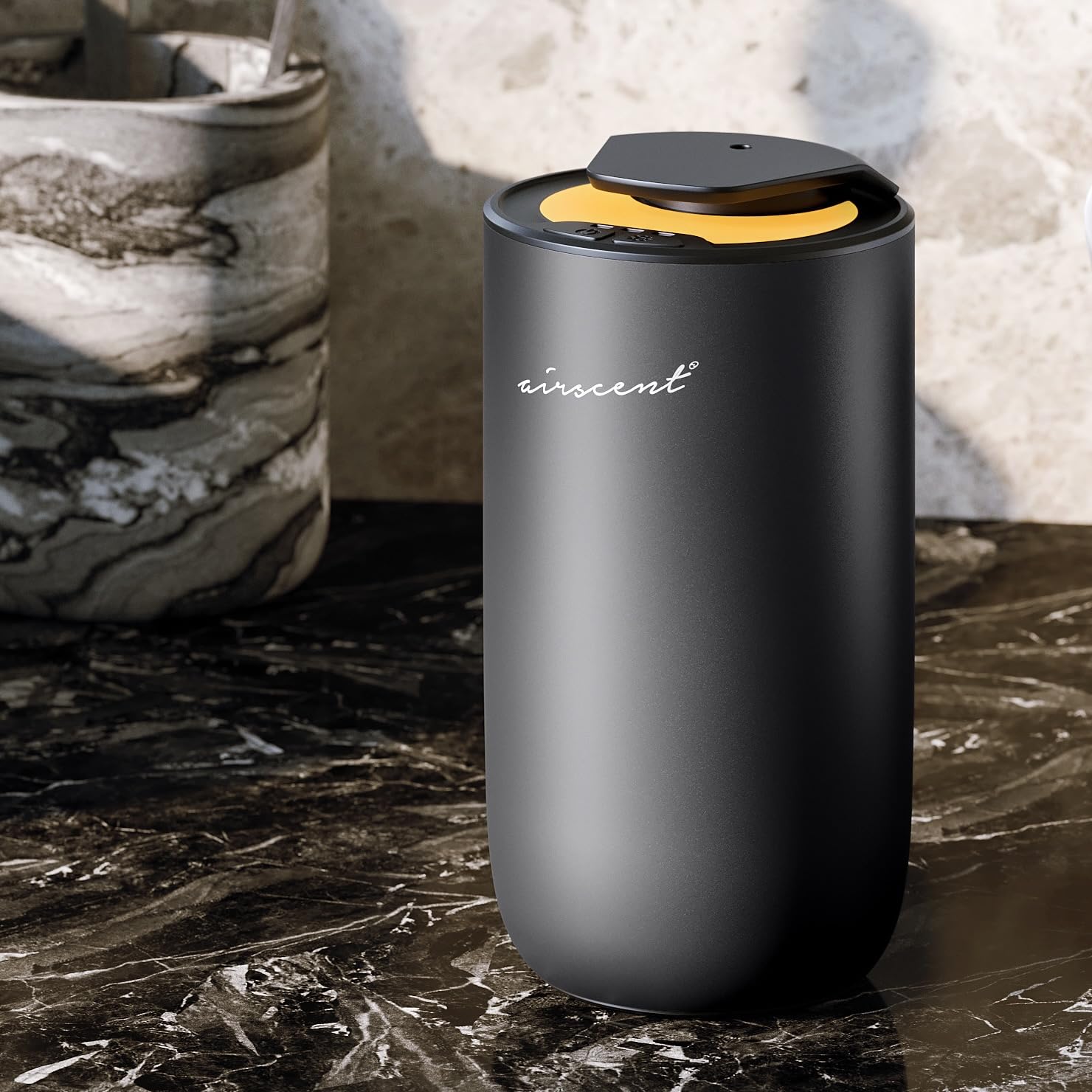 Air-Scent comparación de tamaño junto a teléfono para ver su portabilidad