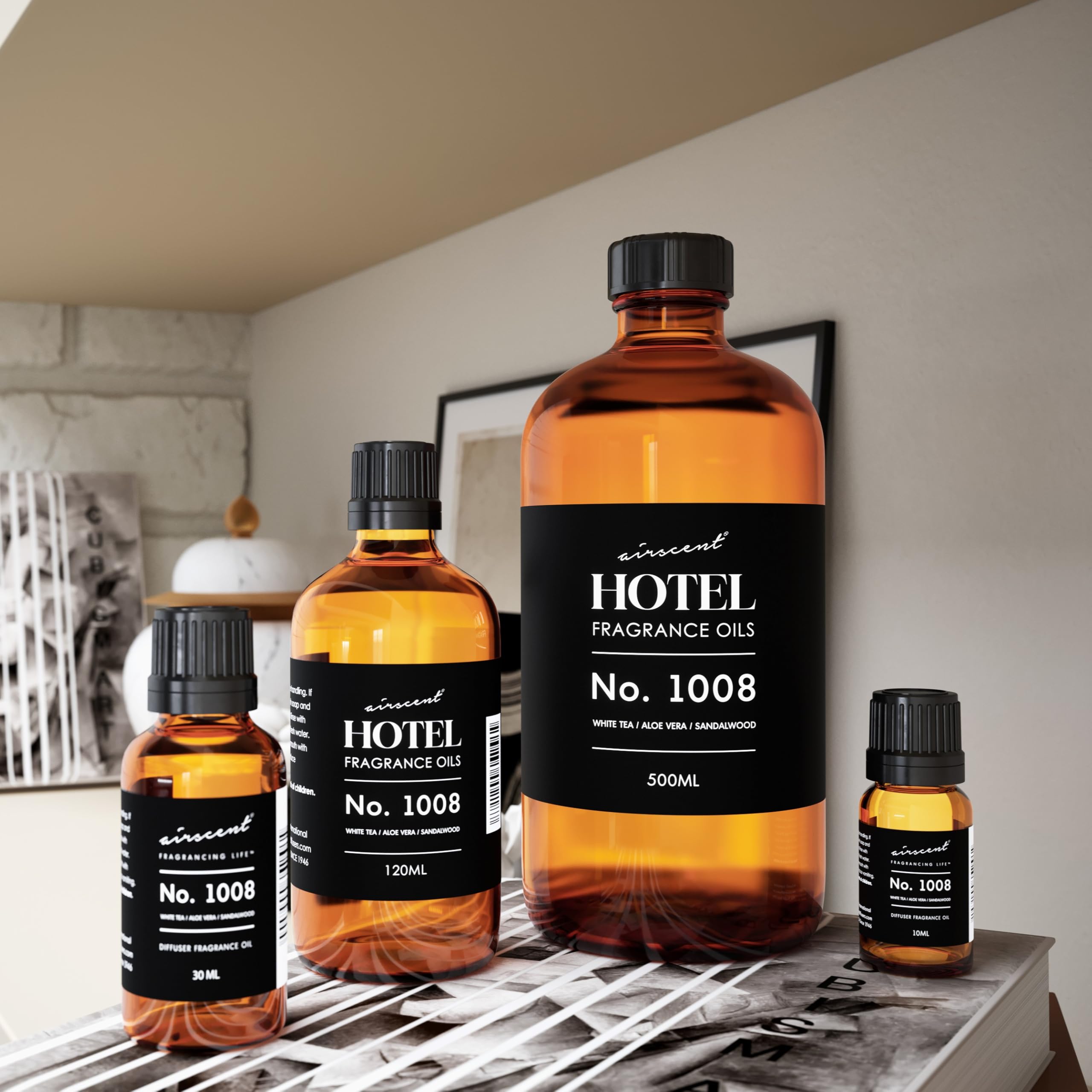 Air-Scent botella junto a objetos para escala mostrando tamaño práctico