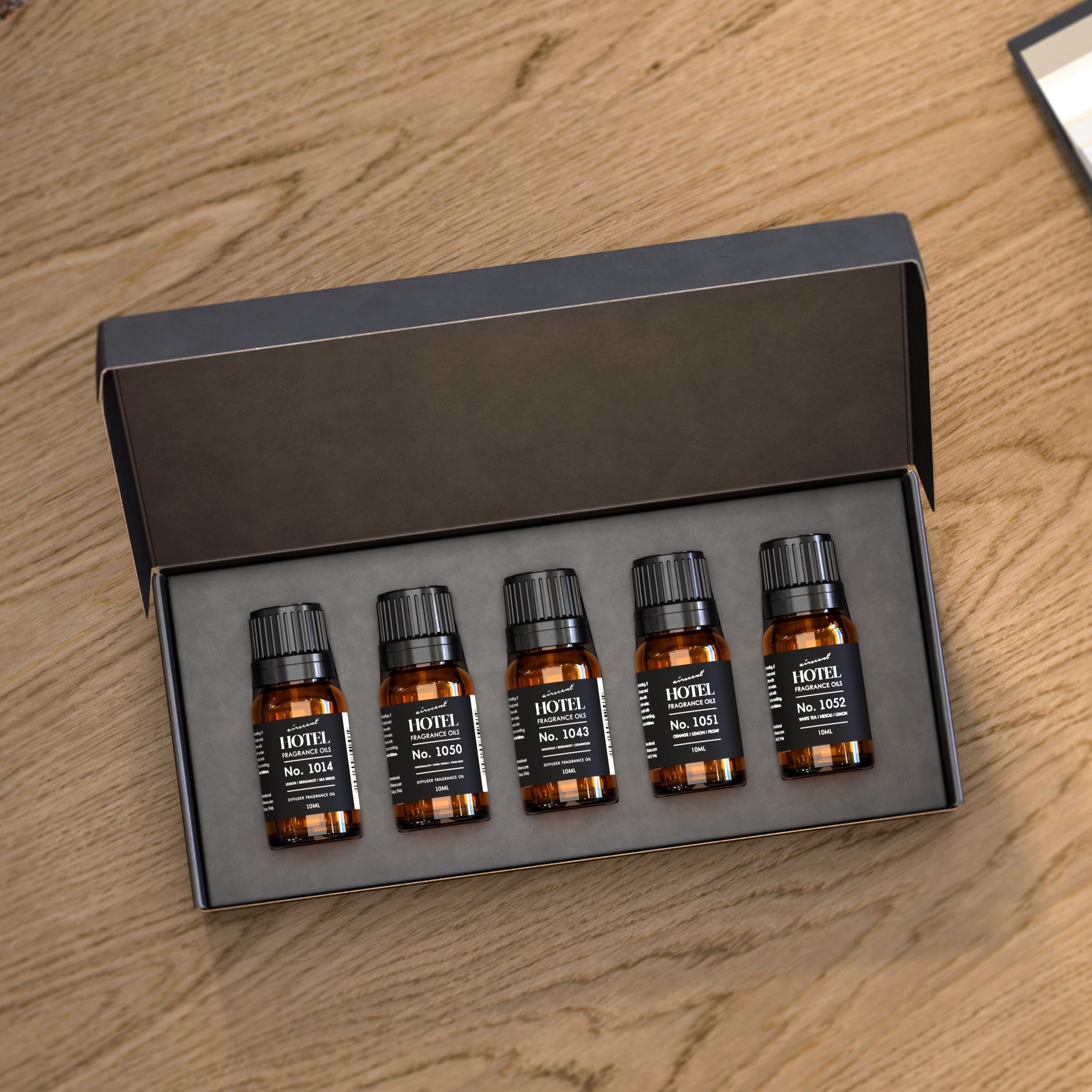 AirScent frasco junto a difusor en funcionamiento, mejora atmósferas domésticas
