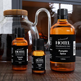 Air-Scent botella 500 mL junto a objetos cotidianos para comparar tamaño y ahorro por cantidad