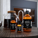 Air-Scent aceite Pumpkin Spice vertiéndose en difusor demostrando uso doméstico seguro