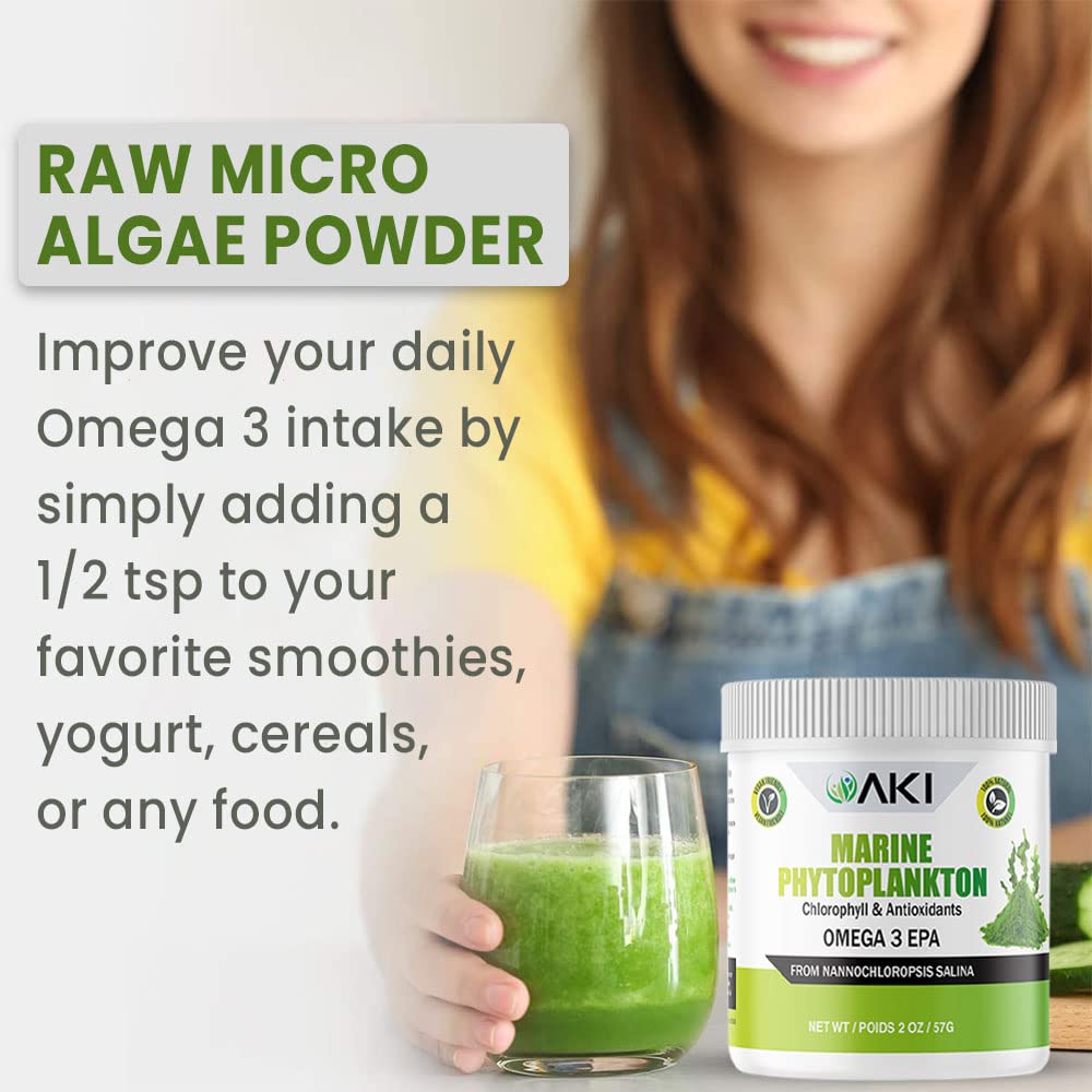 AKI ORGANIC cucharada de polvo vertida en un batido para añadir omega‑3