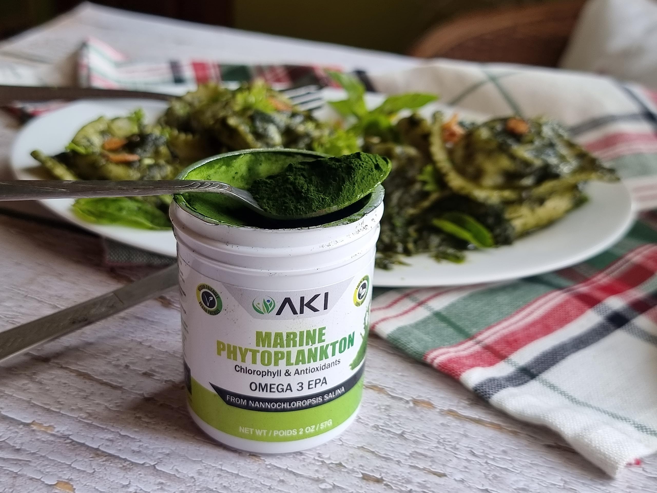 AKI ORGANIC envase en cocina iluminada mostrando uso cotidiano y sostenibilidad