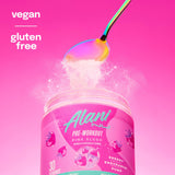 Producto Alani Nu sobre mesa en ambiente de estilo de vida saludable y activo
