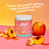 Vaso con mezcla Alani Nu BCAA Sour Peach Ring listo para beber, hidratación y recuperación