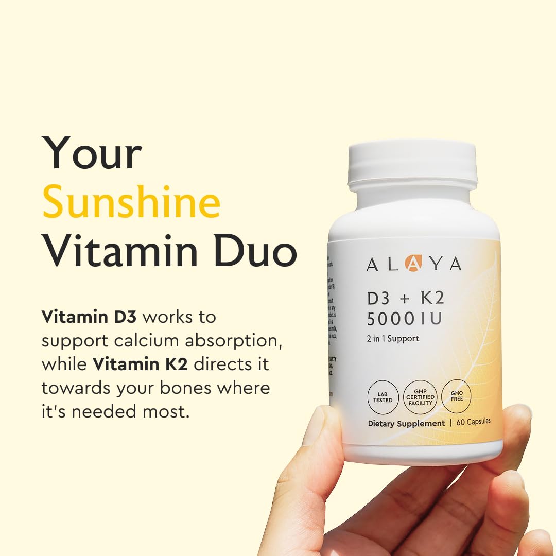Alaya Naturals cápsula en mano para comparar tamaño y comodidad