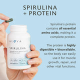 Alaya Naturals primer plano de cápsulas para ver textura y facilidad de ingestión