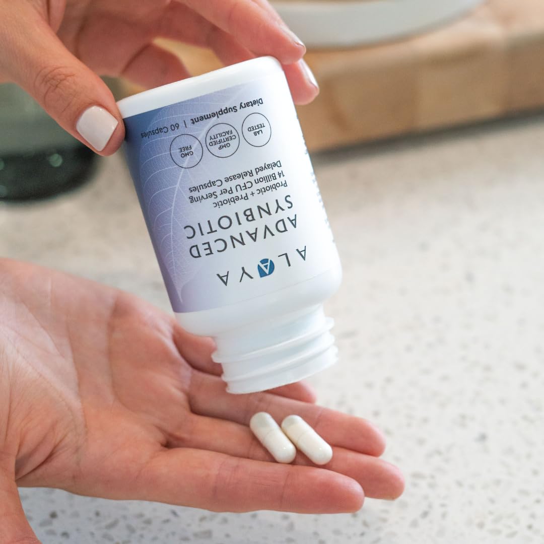 Alaya Naturals cápsulas en mano para comparar tamaño y dosis diaria