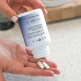 Alaya Naturals cápsulas en mano para comparar tamaño y dosis diaria