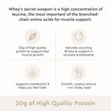 Cuchara llena de Alaya Naturals Whey mostrando porción precisa de proteína