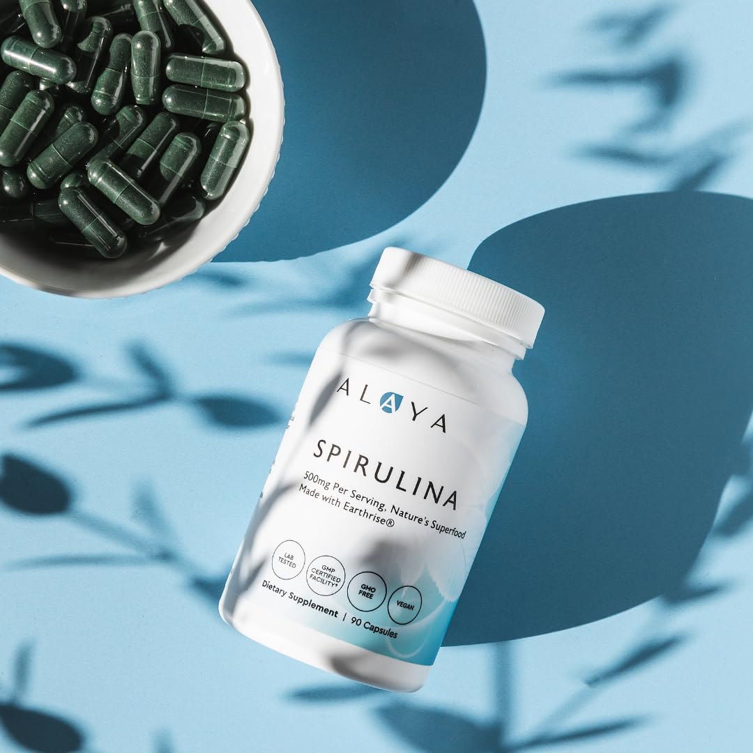 Alaya Naturals cápsula en mano para comparar tamaño y porción conveniente