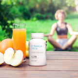 Ingredientes naturales: arándano y acerola junto a frasco Alerna Kidney Health, enfatiza vitamina C natural