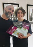 ALL SLIMMING HERBS comparación de tamaño del paquete junto a objetos cotidianos