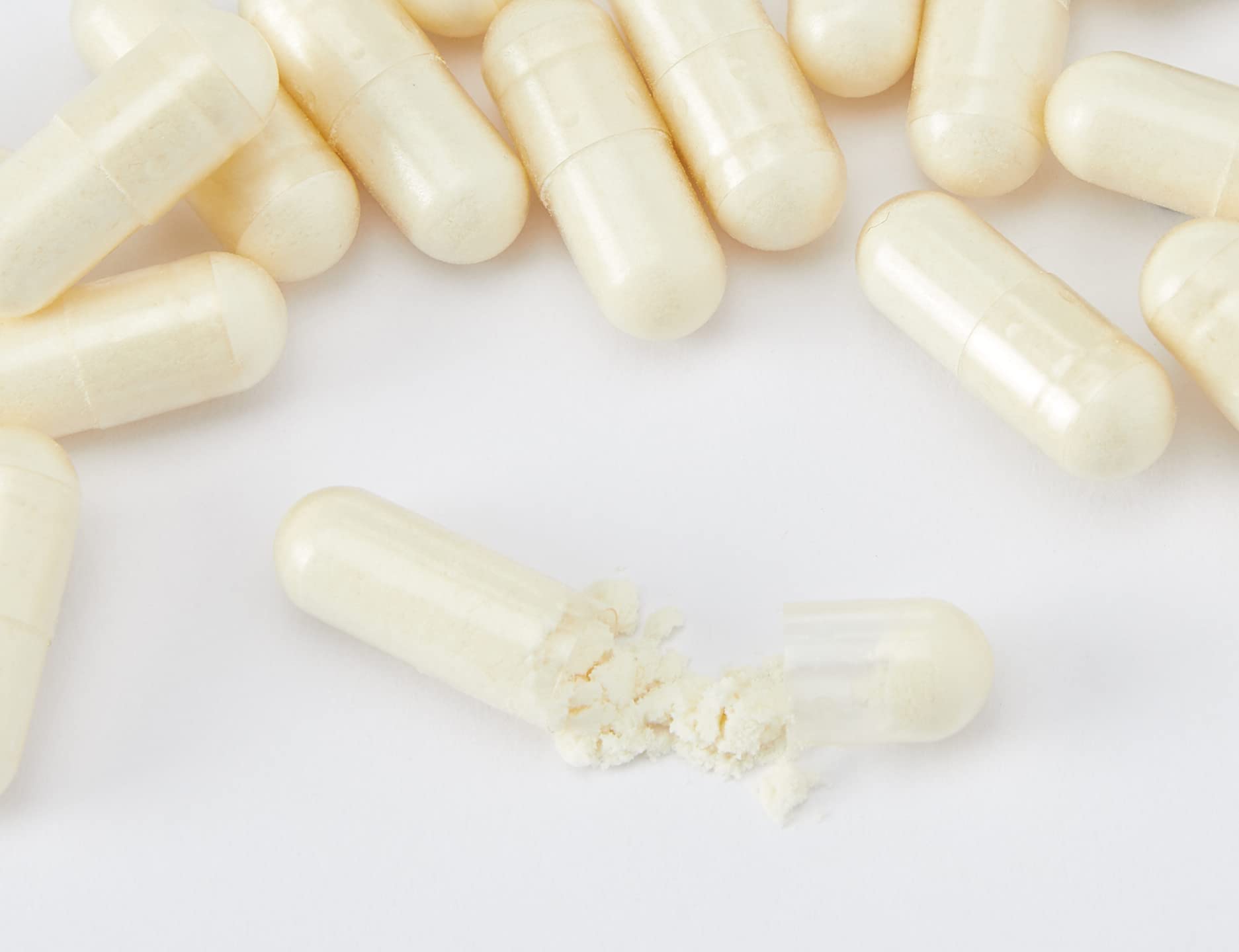 ALLICINMAX cápsulas en mano para comparar tamaño y facilidad de toma